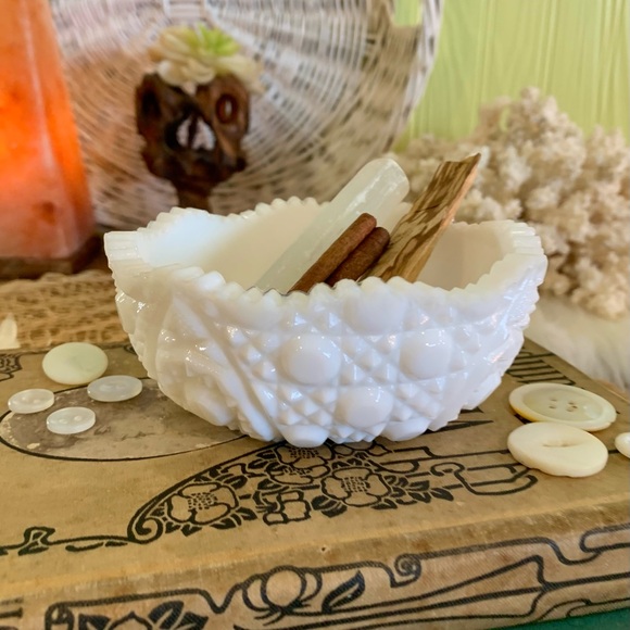 Other - Vintage Milk Glass Bowl 🪿